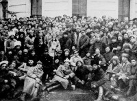 Trotsky y Lenin en Petrogrado, rodeados de soldados. 1921